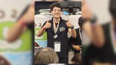 Gabriel Guede, de Castrelo do Val, sonri� en Tur�n con las dos medallas.