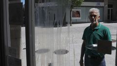 Jorge Gonz�lvez, ante el cristal de la puerta de su negocio, Caf� O Rosal, manchado de huevo solo una semana despu�s de haber instalado su terraza en As Mercedes.