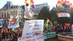 Manifestacin en la plaza de La Escandalera en contra de los Premios Princesa de Asturias.