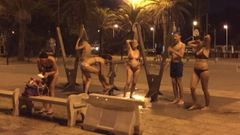Ba�istas en la playa de Samil durante una ola de calor nocturna
