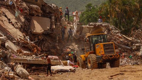 Extracci�n de escombros en inmuebles en La Guaira.