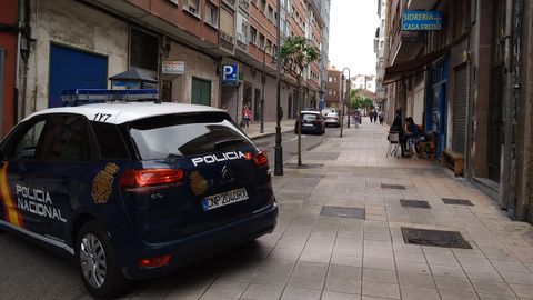 EL SUPUESTO AGRESOR Y SU ABOGADA ABANDONAN LOS JUZGADOS DE AVIL�S EN DOS COCHES DE LA POLIC�A NACIONAL EN DIRECCI�N A LA C�RCEL DE ASTURIAS
