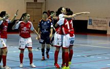 Dos jugadoras del Pescamar se abrazan despu�s de marcar en el �ltimo partido jugado en casa.