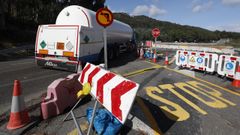 Miles de veh�culos circulan a diario (en imagen, ayer) por el desv�o provisional de la N-642 en Burela