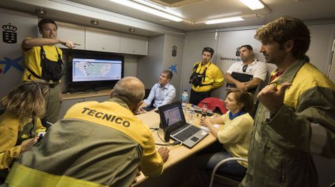 El presidente de Canarias, Fernando Clavijo, y la consejera de Sostenibilidad y Seguridad, Nieves Lady Barreto, en el centro de mando del operativo del incendio.