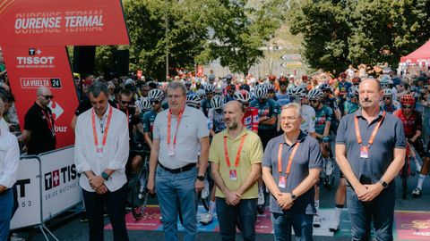 Antes de la salida de la etapa de La Vuelta se guard un minuto de silencio a Manolo Azcona, el ex presidente de la estructura y fundador de la AD Galibier, hoy equipo Kern Pharma, fallecido el pasado mircoles.