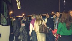 Un grupo de viajeros haciendo cola en Alvedro para coger el bus que los traslada al aeropuerto de Lavacolla.
