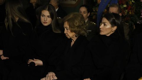 La reina em�rita Sof�a, junto a la reina Letizia, y la Princesa de Asturias, en la catedral ortodoxa griega de San Andr�s y San Demetrio de Madrid.