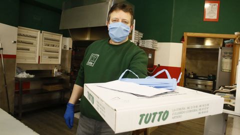 En Pizza Tutto reparten desde hace das una mascarilla de tela con casi todos los pedidos