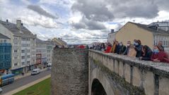 El adarve de la Muralla de Lugo, lleno de gente