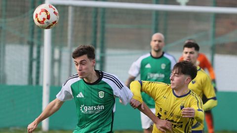 Yeray pelea por el bal�n con �lvaro Facal durante el partido celebrado este domingo en A Marosa.