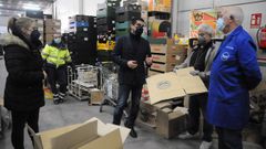 El delegado de la Xunta entreg� la donaci�n al Banco de Alimentos.