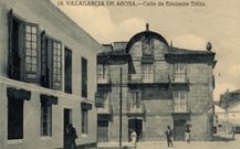 Postal antigua en la que se ve d�nde estaba el escudo de los L�pez Ballesteros, la casa conocida entonces como �de los Abalo� (hoy edificio Lara).