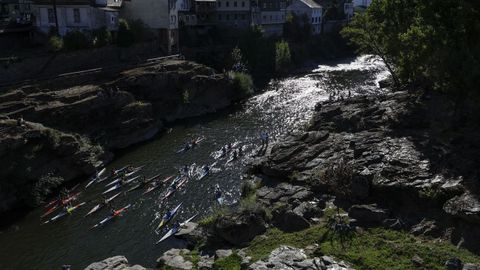 Fiesta de la piragua en el Sil.M�s de trescientos participantes y numerosos p�blico disfrutaron del descenso internacional