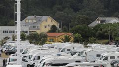 Al fondo, a la izquierda y de color gris, edificio de deportes n�uticos ubicado en la explanada portuaria de Foz, donde estacionan las autocaravanas