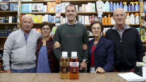Javier Andrade: «<span lang= gl >Ao chegar a xubilación dá miña nai replanteeime vir á droguería</span>»
