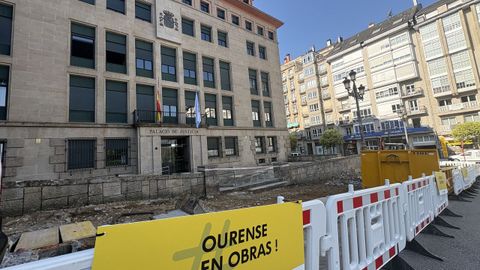 Imagen de la Audiencia Provincial de Ourense, que est� siendo objeto de obras en su entorno