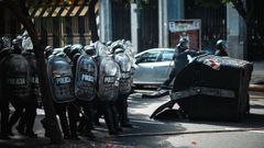 La polic�a, ante una manifestaci�n contra los recortes de Milei.