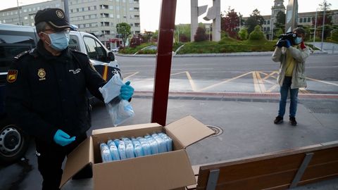 Polica Nacional, Local y Autonmica reparten mascarillas a transentes y conductores en la plaza de Amrica de Vigo