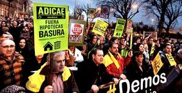 <span lang= es-es >M�s de 2.000 personas por el derecho a una vivienda</span>. Vigo secund� ayer de forma multitudinaria la convocatoria lanzada en 30 ciudades del pa�s en favor de la daci�n en pago. La manifestaci�n pac�fica culmin� ante la sede del PP en la calle Areal.