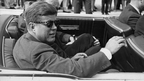 John F. Kennedy, viaja en un convertible mientras sale de la pista en la Base de la Fuerza Area MacDill en Tampa, en una imagen de archivo de noviembre de 1963.