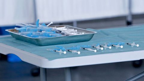 Vacunaci�n masiva contra el Covid-19 con AstraZeneca para personas entre 60 y 65 a�os en el recinto ferial de Pontevedra