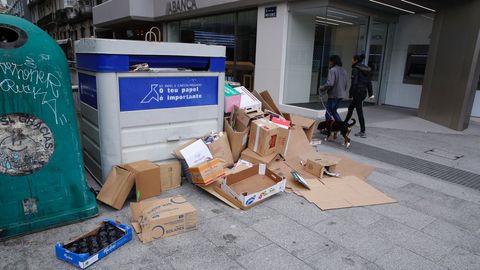 Segundo da (mircoles) con la basura de las calles sin recoger