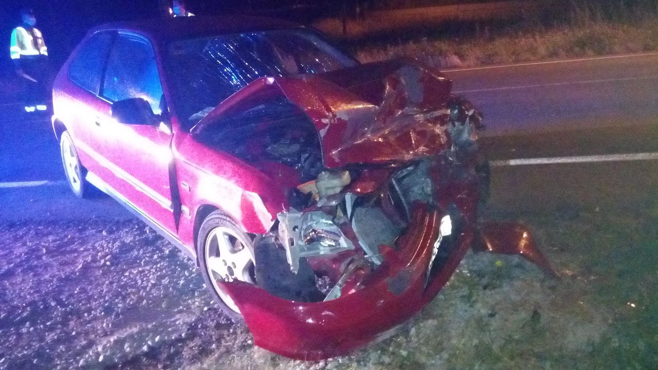 Un conductor ebrio choca contra un coche en Santiago y huye a pie sin ...