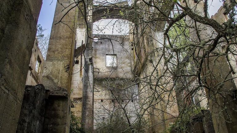 Ruinas del antiguo cargadero de las minas de la paroquia monfortina de Freixo