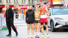 Sole Leiro, en el centro, con su hija Sof�a, en el Campeonato del mundo m�ster de marat�n, en Zagreb