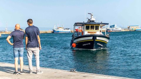 <span lang= gl >As rutas real�zanse no Santa Cruz, un barco bateeiro adaptado para o eido tur�stico</span>