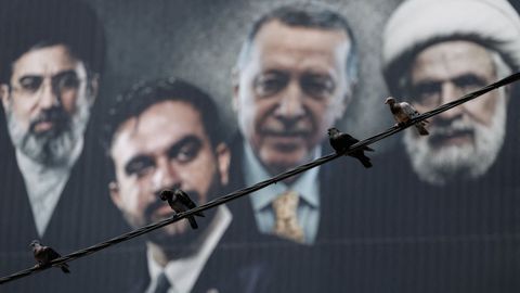 Un cartel de la campa�a de Netanyahu acusando a el l�der supremo de Ir�n, el alcalde de Nueva York, el presidente de Turqu�a y el jefe de Hezbol� Naim Qassem 