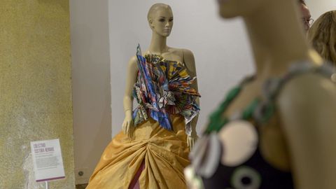 Exposición de vestidos con materiales de reciclaje que se puede ver en la Capela de Santa María de Lugo