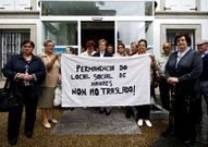 Los mayores, en una protesta delante del consistorio local.