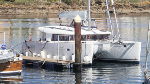 El catamarán que tuvo que ser remolcado a puerto tras la interacción con las orcas