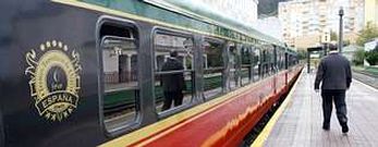 Aunque los itinerarios regulares del tren tur�stico El expreso de La Robla no comenzar�n hasta el 24 de junio, este fin de semana se puede ver por A Mari�a, como ayer en Viveiro