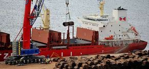 Vista de una operaci�n con madera en los muelles del puerto exterior de Ferrol. 