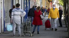 Compradores a la cola en un supermercado del barrio de Canido, en Ferrol