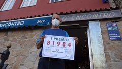 �scar Espar�s, en su establecimiento �O Encontro�, donde se vendi� el primer premio de la Loter�a Nacional del pasado s�bado