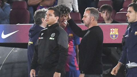 El t�cnico del Barcelona, Hansi Flick, con Lamine Yamal, durante el partido ante el Celta.