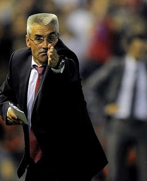 Fabri Gonz�lez gesticula durante un encuentro ante el Valencia en Mestalla.