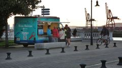 La furgoneta reparte tapas entre los vecinos 