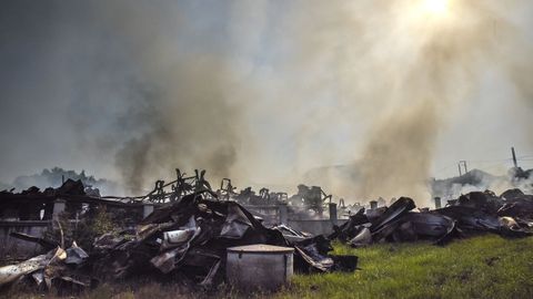 Imagen de la nave de almacenaje de Impex Europa en la recta de Rubins (Vilagarca de Arousa), calcinada el pasado 10 de agosto, que la empresa pretende suplir en el parque empresarial de Bain