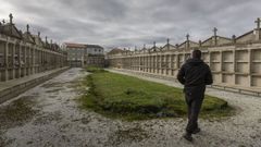 Los 26 nuevos bloques de nichos que quiere construir el Arzobispado de Santiago en el cementerio de San Pedro de Santa Comba se levantar�n en la zona ajardinada que se puede ver en la imagen