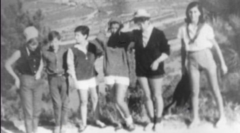 Susi Iglesias, tercera por la derecha, posa junto a sus amigas en la cima del Coto de Novelle, 1964.