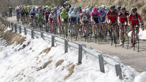 El pelot�n durante la cuarta etapa de la Tirreno Adri�tico.
