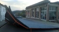 <span lang= es-es >Un gran susto en Mondo�edo</span>. Tal cual lo ven qued� el tejado de un edificio situado en la calle Julia Pardo; unos 140 metros de chapa que acabaron en la calle y, por suerte, sin da�ar a nadie. La alcaldesa anuncia que durante el d�a de hoy prev�n empezar a retirar esa infraestructura de la v�a p�blica. 