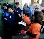 La Polic�a Local de Baiona impidi� que los manifestantes interrumpieran a la corporaci�n.