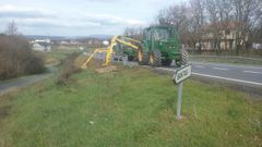 Trabajos de desbroce de la Xunta en la OU-525