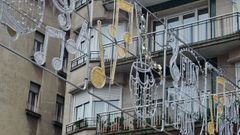 Iluminaci�n navide�a ya instalada en la calle Curros Enr�quez.